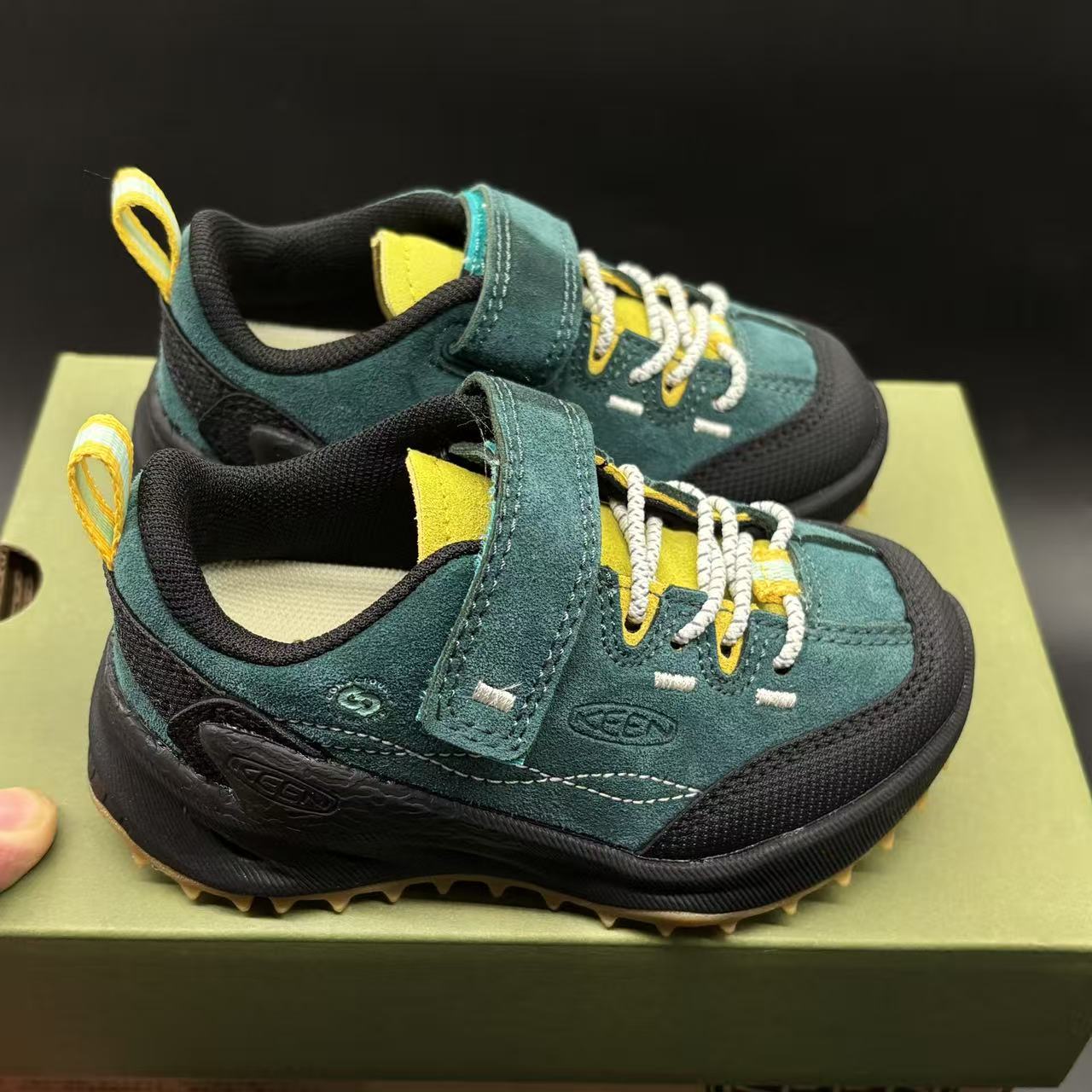 Children's shoes child